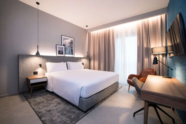 غرفة سوبيريور بسرير كينج، Radisson Hotel Naples Nola 1/4