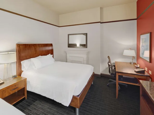 غرفة قياسية بسرير كينج، Hilton Garden Inn Milwaukee Downtown 2/3