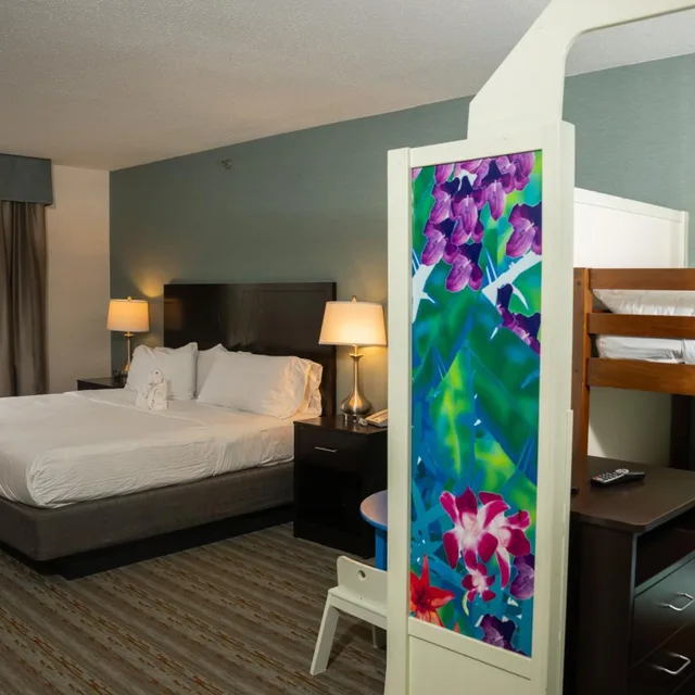 جناح عائلي بسرير كينج وسرير بطابقين، Wyndham Garden Erie 5/10