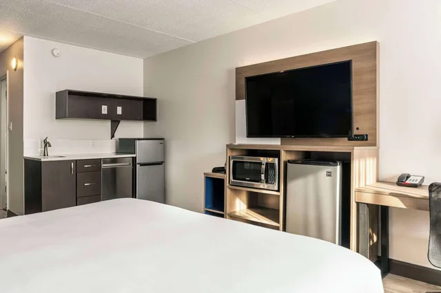 Upgrade, Efficiency, King Bed, Comfort Suites Kingston Central 2/3