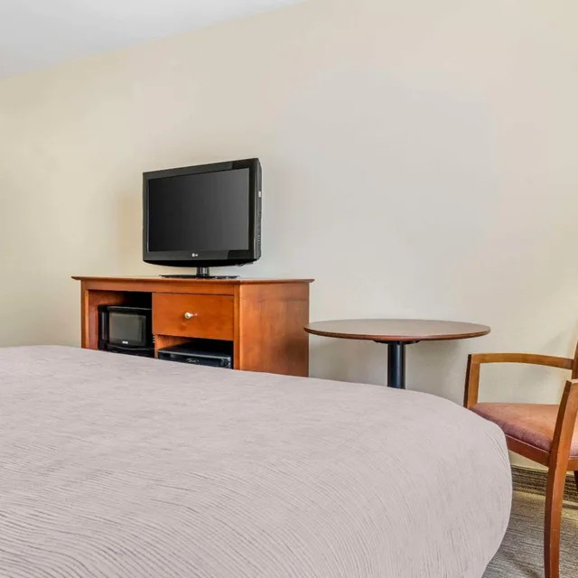 غرفة بسرير كوين مع أريكة، Quality Inn Airport Dieppe 3/7