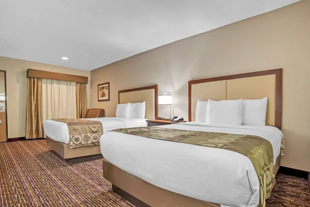 Standard, 1 Double and 2 Queen Beds, Large، Best Western Vicksburg 6/9