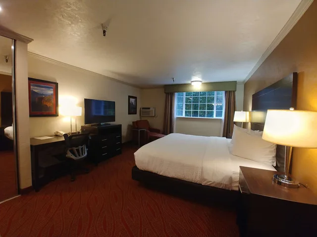 غرفة قياسية بسرير كينج، Best Western Plus Parkway Inn. 3/4
