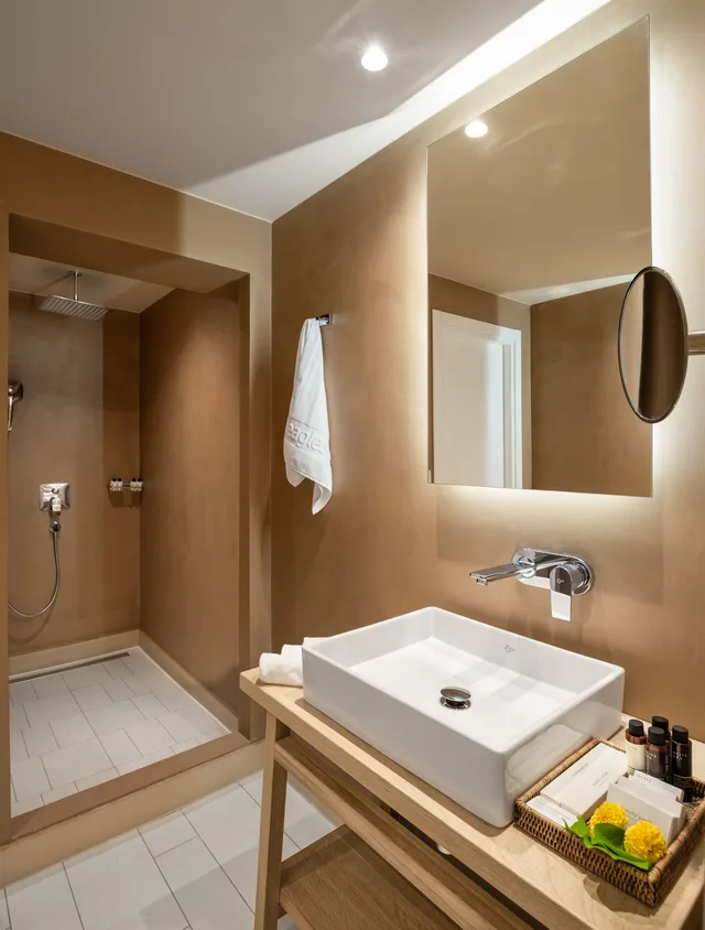 بنغل بسرير مزدوج بإطلالة على البحر بمسبح خاص، Eagles Palace - Small Luxury Hotels of the World 4/6