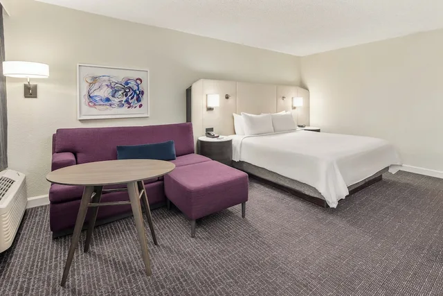 غرفة قياسية بسرير كينج لذوي الإعاقة، Crowne Plaza Orlando - Lake Buena Vista 2/4