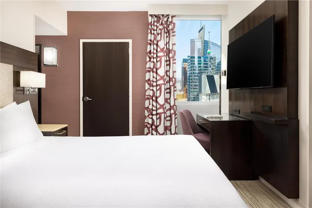 Room, King Bed, Times Square View, Corner، Hilton Garden Inn New York/Times Square Central 3/5