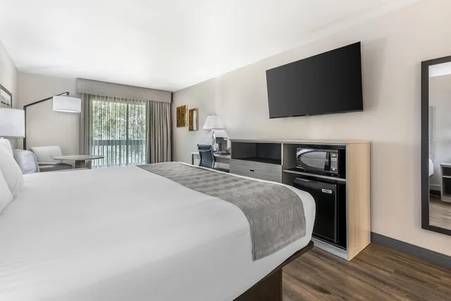 غرفة قياسية بسرير كينج بشرفة يُسمح فيها بالحيوانات الأليفة، Best Western New Oregon 1/7