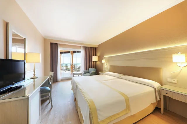 غرفة بسرير كوين بإطلالة على البحر، Iberostar Waves Malaga Playa 4/10