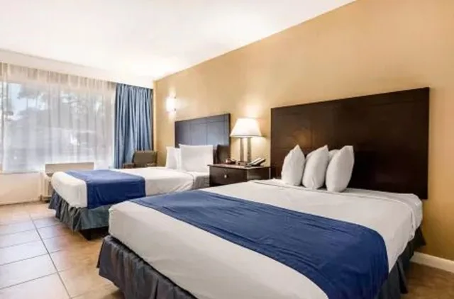 غرفة قياسية بسرير مزدوج، Rodeway Inn and Suites Fort Lauderdale Airport and Cruise Port 4/8