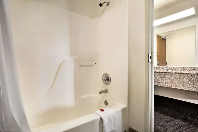 غرفة بسرير كوين لذوي الإعاقة، Travelodge By Wyndham Cheyenne 2/2