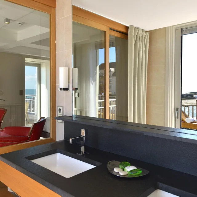 غرفة ديلوكس بسرير مزدوج بإطلالة على البحر، Hotel de L Ocean vue Mer 2/5