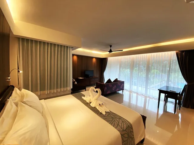 غرفة ديلوكس تنفيذية بسرير كينج بإطلالة على المسبح، L Esprit de Naiyang Beach Resort 1/4