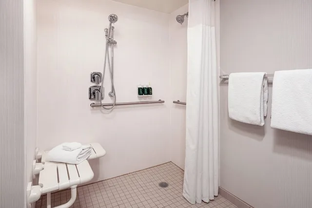 جناح بسرير كينج بإطلالة على الفناء بغرفة نوم واحدة مع أريكة لذوي الإعاقة، Courtyard by Marriott San Jose Cupertino 3/3