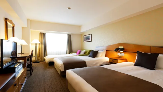 غرفة بسريرين منفصلين مع سرير إضافي للمدخنين، Hotel Resol Gifu 1/1