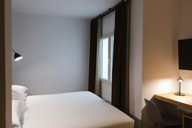 غرفة بسرير كينج، Alexandra Barcelona Hotel Curio Collection By Hilton 5/9