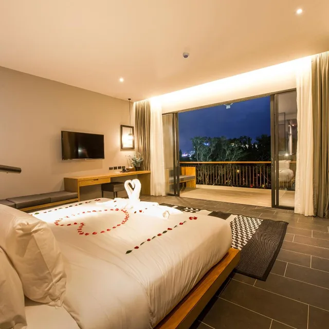 Grand, Deluxe, King Bed, The Gallery Hotel Naiharn 5/10