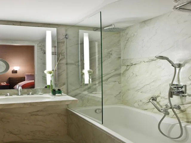 غرفة سوبيريور بسرير كينج بشرفة، Sofitel Abidjan Hotel Ivoire 7/8