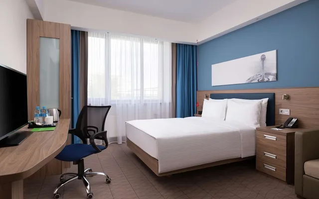 غرفة بسرير كوين لذوي الإعاقة، Hampton by Hilton Astana Triumphal Arch 1/4