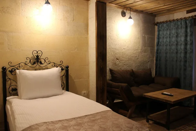 غرفة جونيور ثلاثية بسرير كينج وسرير فردي، Kayra cave suites 3/6