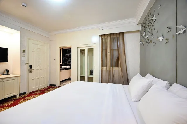 Deluxe, Queen Bed, No Window، California Saigon Hotel & Rooftop Pool 1/4