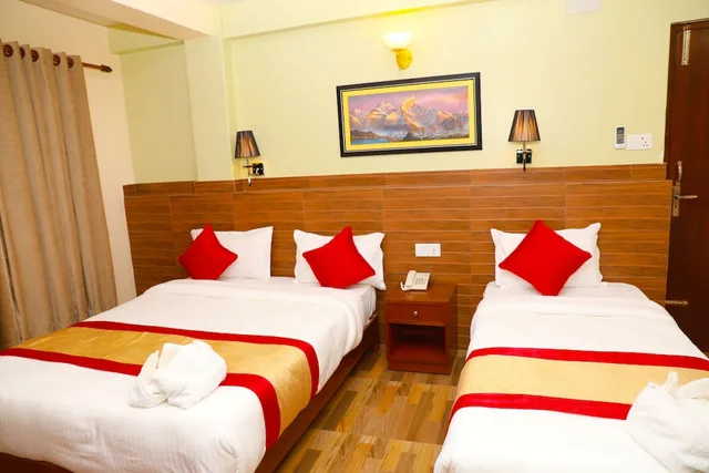غرفة ديلوكس بسرير مزدوج وسرير فردي بإطلالة على الجبل بغرفتي نوم، Hotel Guru 1/3