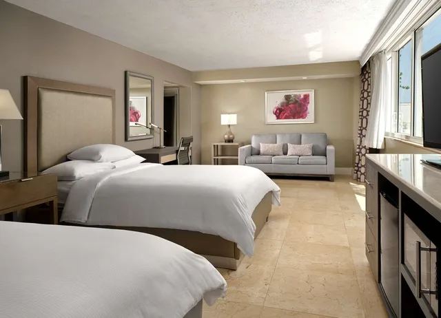 غرفة بسرير مزدوج بإطلالة على الحديقة، Doubletree By Hilton Grand Hotel Biscayne Bay 1/4