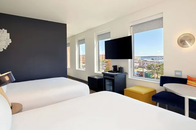 Room, 2 Queen Beds, Water View, Accessible، Aloft Portland, ME 2/4