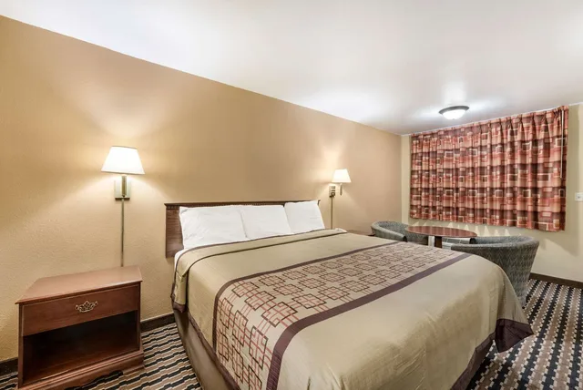 غرفة بسرير كينج للمدخنين، Rodeway Inn Columbus West 2/4