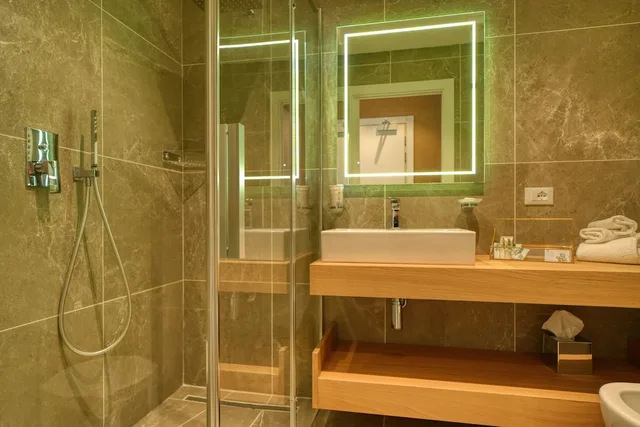 جناح جونيور بسرير كوين، Hotel Palazzo Del Garda (ex Hotel Armony) 4/6