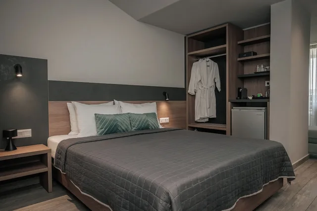 Deluxe, Queen Bed, Sofa, Elizabeth Queen Luxury Rooms 5/10