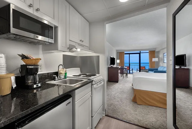 غرفة قياسية بسرير كينج بإطلالة مع أريكة لذوي الإعاقة، Best Western Ocean Sands Beach Resort 8/10