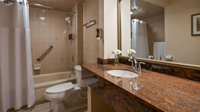 جناح بسريرين كوين بمطبخ صغير، Best Western Plus Ottawa City Centre 6/8