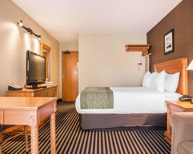 غرفة بسرير كوين، Comfort Inn Brockville, ON 2/3