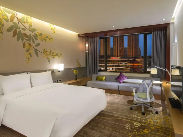 Room, King Bed, City View, Hilton Garden Inn Foshan 1/8