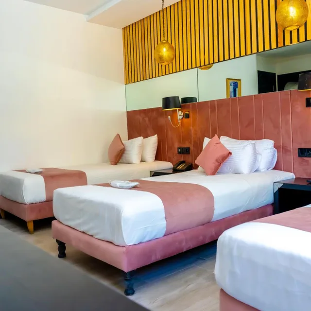 غرفة ثلاثية، Hotel Les Ambassadeurs 4/10