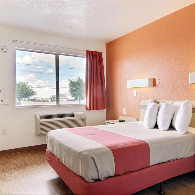 1 Queen Bed - ADA/RI Shower, Motel6 Fort Stockton, TX 2/10