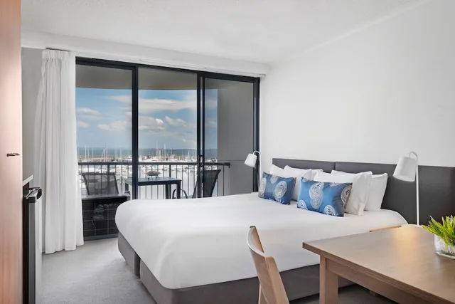2 Bedrooms, Apartment, King and Twin Beds, Marina View, Dual Key، Mantra Hervey Bay 2/4