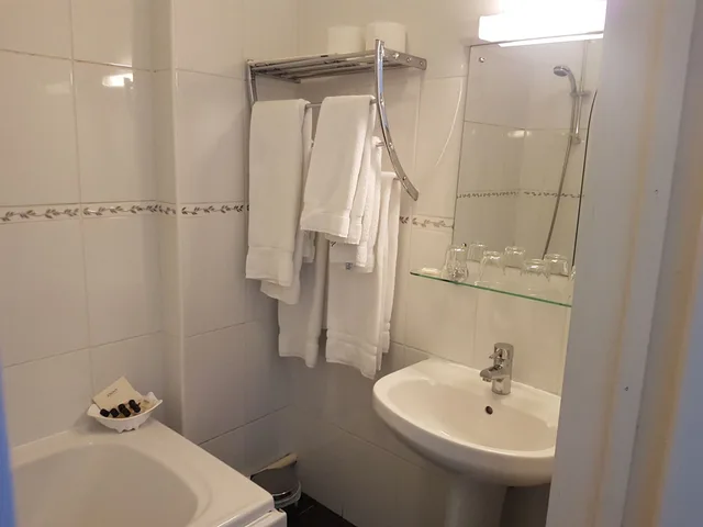 Family, Quadruple, 1 Single and 2 Queen Beds، Victoria Park Lodge 3/3