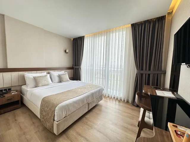 غرفة ديلوكس بسرير كينج، Operla Airport Hotels, Trademark Collection by Wyndham 6/10