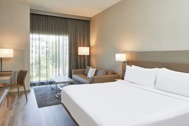 غرفة بسرير كينج مع أريكة، AC Hotel by Marriott Durham 1/4