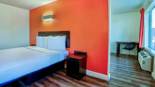 غرفة بسرير كينج لذوي الإعاقة، Motel6 Hesperia, CA - West Main Street - I-15 1/5
