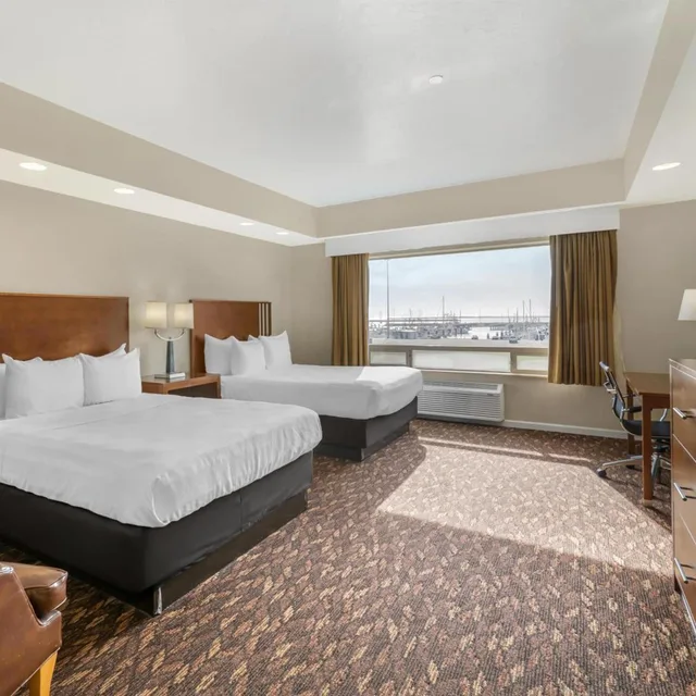 Room, King Bed, 2 Queen Beds, Partial Harbour View، Best Western Plus Northwoods Inn 2/9