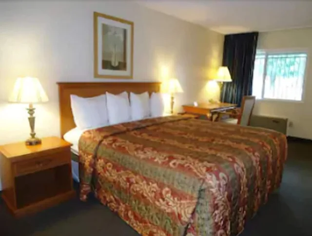 غرفة بسرير كينج لذوي الإعاقة، Travelodge by Wyndham Hemet CA 5/6