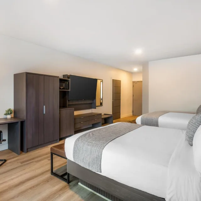غرفة رباعية كبيرة بسرير كينج وسريرين كوين، The Valor, Ascend Hotel Collection 3/4
