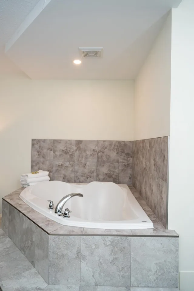 غرفة بسرير كوين بجاكوزي، Diplomat Inn 9/10