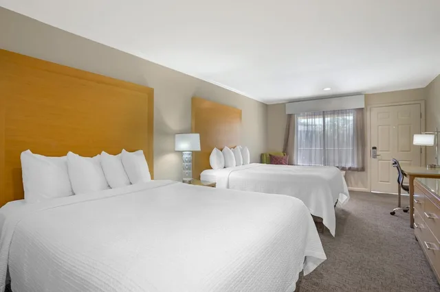 Standard, 2 Queen Beds, Exterior Entrance، Best Western Plus Dixon Davis 2/8