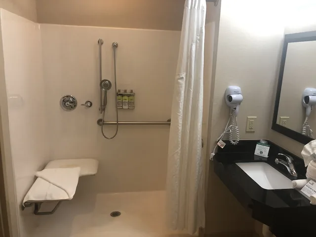 غرفة قياسية بسريرين كوين لذوي الإعاقة، Holiday Inn Express Suites Charlotte Southeast Matthews 2/2
