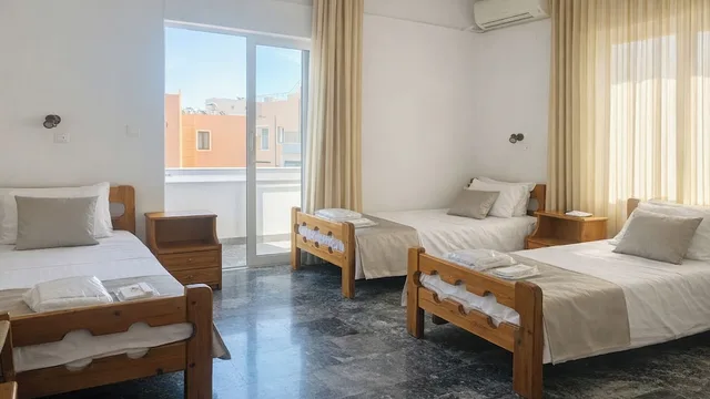 غرفة قياسية ثلاثية بثلاثة أسرّة بإطلالة جزئية على البحر، Klinakis Beach Hotel 2/10