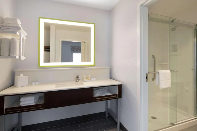 جناح ركني بسرير كينج بغرفة نوم واحدة، Hampton Inn Suites Raleigh Midtown Nc 1/1