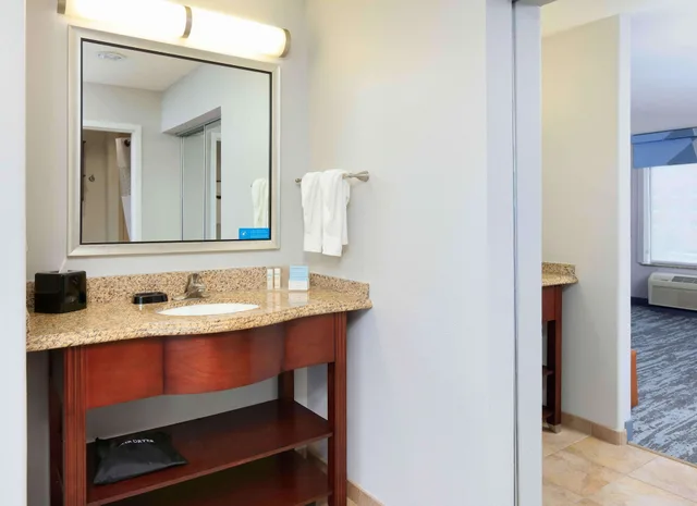 غرفة قياسية بسرير كينج، Hampton Inn Suites Dallas Arlington South 5/5